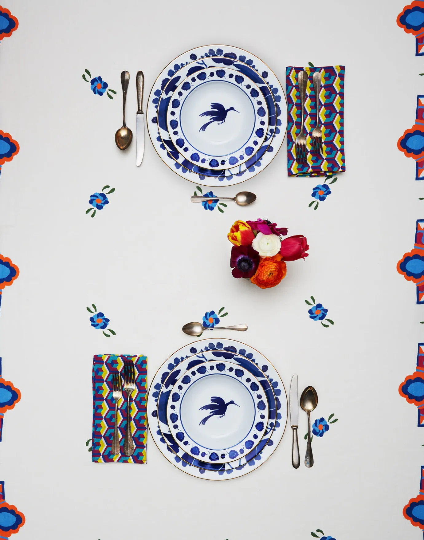 La DoubleJ Charger PlateWildbird Blu in Porcelain | Assiettes | Table